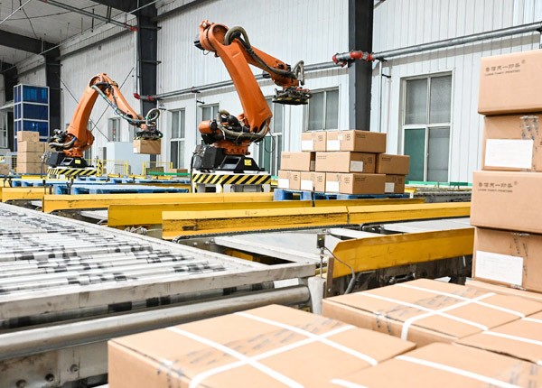 On site palletizing robot